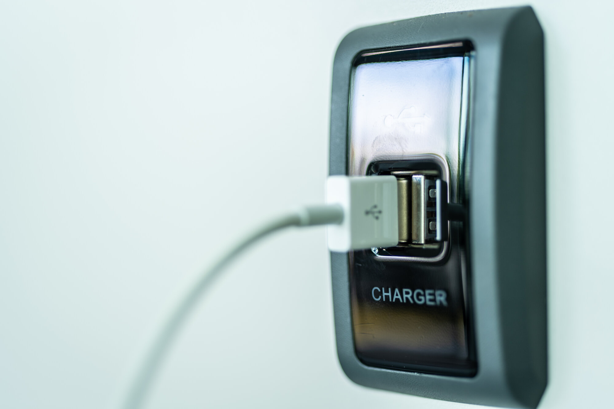 Ein USB-Stecker mit Ladekabel