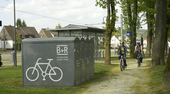 Fahrradabstellboxen im grünen