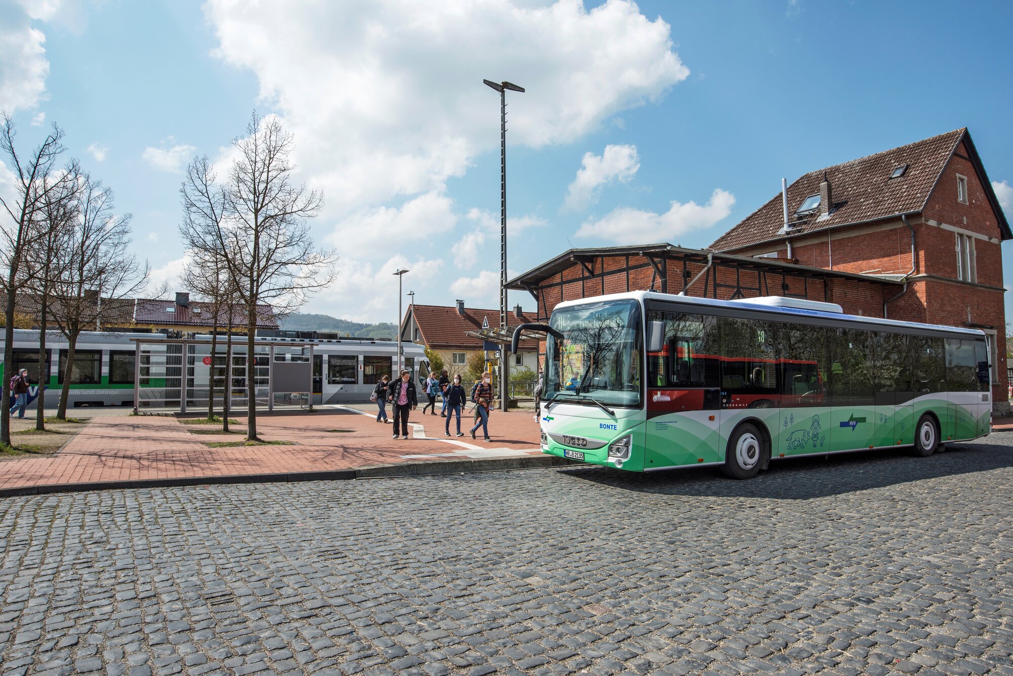 Ein Bus steht am Bahnhof in Ahnatal.