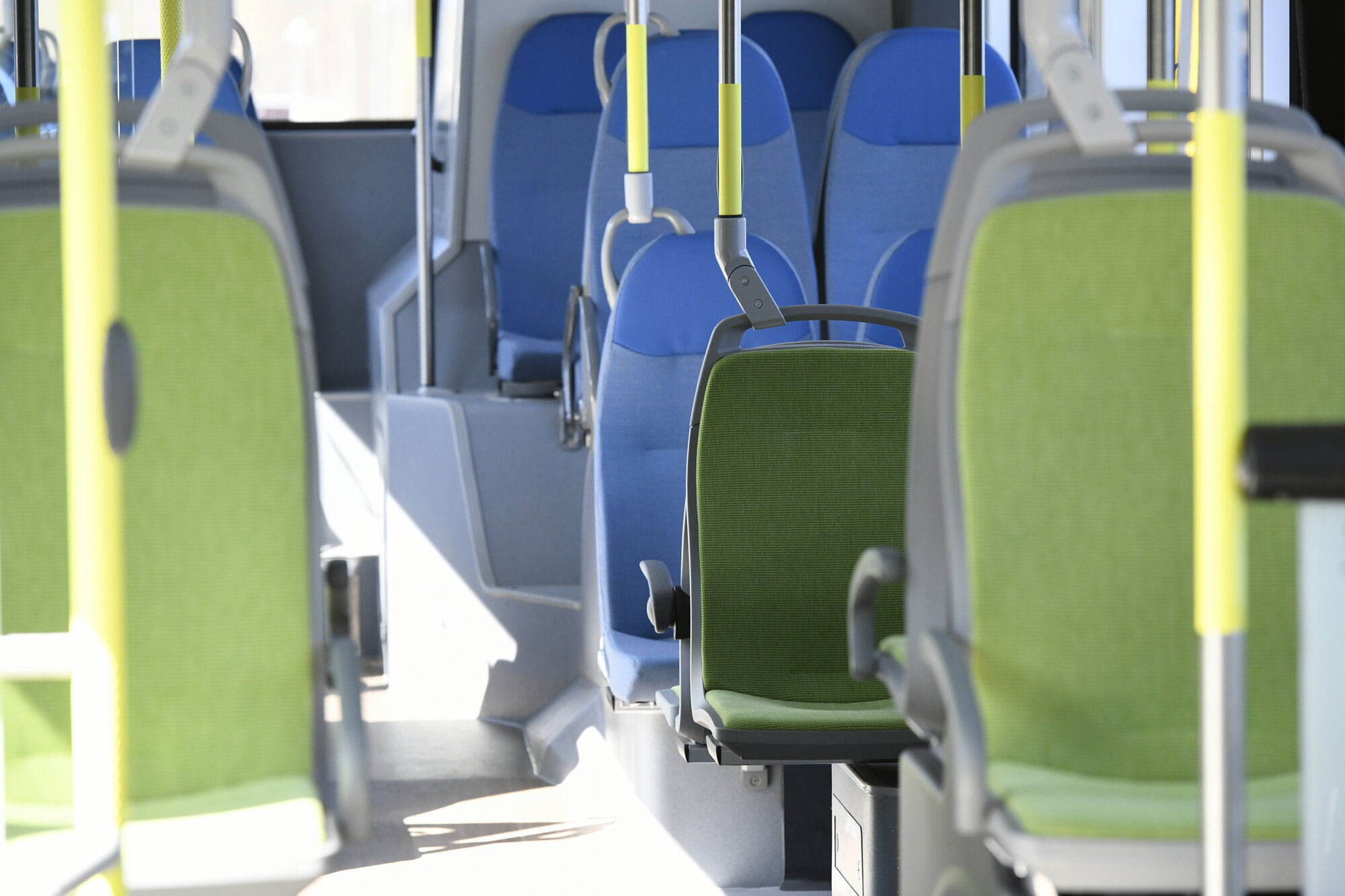 Innenraum mit Sitzen von einem neuen Bus.