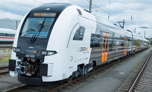 Ein RRX-Zug steht auf den Gleisen
