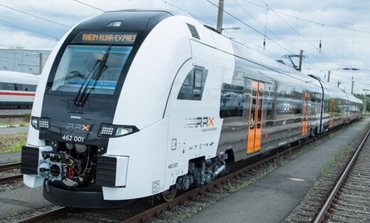 Ein RRX-Zug steht auf den Gleisen