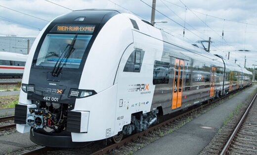 Ein RRX-Zug steht auf den Gleisen