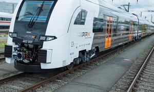 Ein RRX-Zug steht auf den Gleisen