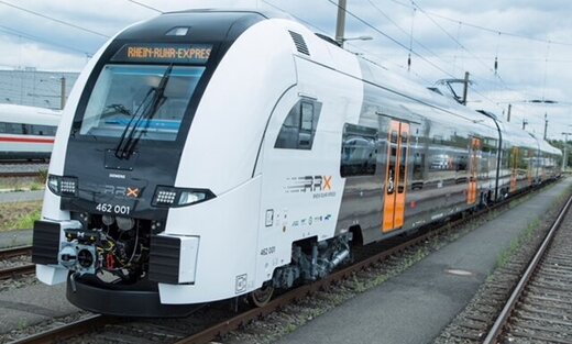 Ein RRX-Zug steht auf den Gleisen