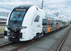Ein RRX-Zug steht auf den Gleisen