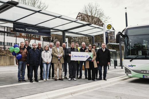 Aus ZOB wird Stadtmitte: Alle Mitwirkenden, darunter Spangenbergs Bürgermeister Andreas Rehm (Sechster von rechts), NVV-Prokuristin Sarah Schmidt (Dritte von rechts) und Landrat Winfried Becker (rechts), freuen sich über die neugestaltete, barrierefreie Haltestelle in Spangenberg. Foto: Nina Skripietz/NVV