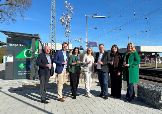 Feierlich wurde der neugestaltete Bahnhofvorplatz vom Ersten Beigeordneten Erich Strohm (von links), von Philipp Rottwilm (MdB), NVV-Prokuristin Sarah Schmidt, Bürgermeisterin Sandra Bischoff, Landrat Winfried Becker, Anette Blumberg vom NVV und Michaela Andresen, Leiterin des DB InfraGO Bahnhofsmanagements Kassel, in Neuental-Zimmersrode eingeweiht. Foto: Alisa Göbel/NVV