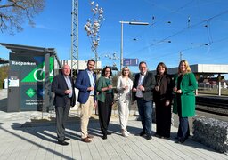 Feierlich wurde der neugestaltete Bahnhofvorplatz vom Ersten Beigeordneten Erich Strohm (von links), von Philipp Rottwilm (MdB), NVV-Prokuristin Sarah Schmidt, Bürgermeisterin Sandra Bischoff, Landrat Winfried Becker, Anette Blumberg vom NVV und Michaela Andresen, Leiterin des DB InfraGO Bahnhofsmanagements Kassel, in Neuental-Zimmersrode eingeweiht. Foto: Alisa Göbel/NVV