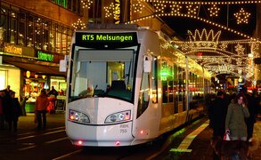 An Weihnachten und Silvester gelten teilweise geänderte Fahrtzeiten. In der Silvesternacht gibt es zusätzliche Fahrten auf den Regionalzug- und RegioTramlinien – darunter auf der Linie RT5, die statt am Auestadion am Königsplatz starten und enden. Foto: NVV