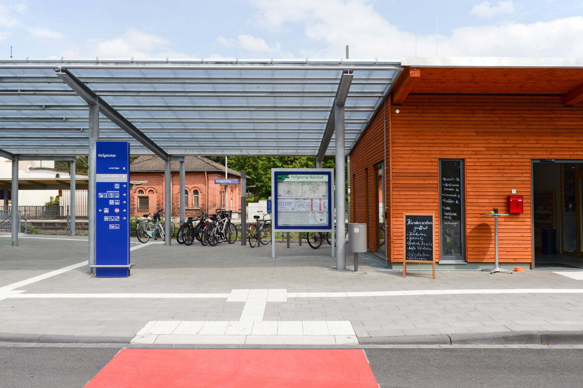 Bahnhofsgebäude von Hofgeismar mit Infotafel