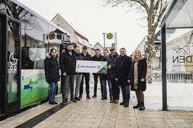 An der Haltestelle "Calden Wilhelmsthaler Straße" können Fahrgäste nun barrierefrei ein- und aussteigen. Nathalie Wolf (von links) und Christoph Kaufmann vom Bauamt der Gemeinde Calden, Laurent Most und Jens Lüdecke vom Planungsbüro agc, Geschäftsführer Michael Bonte von Reisedienst Bonte, NVV-Verkehrsplaner Martin Weißhand und NVV-Prokurist Kianusch Rudolph sowie Bürgermeister Maik Mackewitz und Fachdienstleiterin für ÖPNV Sandra Tanzer beim Landkreis Kassel freuen sich über den barrierefreien Haltestellenausbau in der Gemeinde.