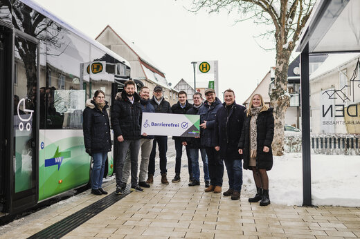 An der Haltestelle "Calden Wilhelmsthaler Straße" können Fahrgäste nun barrierefrei ein- und aussteigen. Nathalie Wolf (von links) und Christoph Kaufmann vom Bauamt der Gemeinde Calden, Laurent Most und Jens Lüdecke vom Planungsbüro agc, Geschäftsführer Michael Bonte von Reisedienst Bonte, NVV-Verkehrsplaner Martin Weißhand und NVV-Prokurist Kianusch Rudolph sowie Bürgermeister Maik Mackewitz und Fachdienstleiterin für ÖPNV Sandra Tanzer beim Landkreis Kassel freuen sich über den barrierefreien Haltestellenausbau in der Gemeinde.