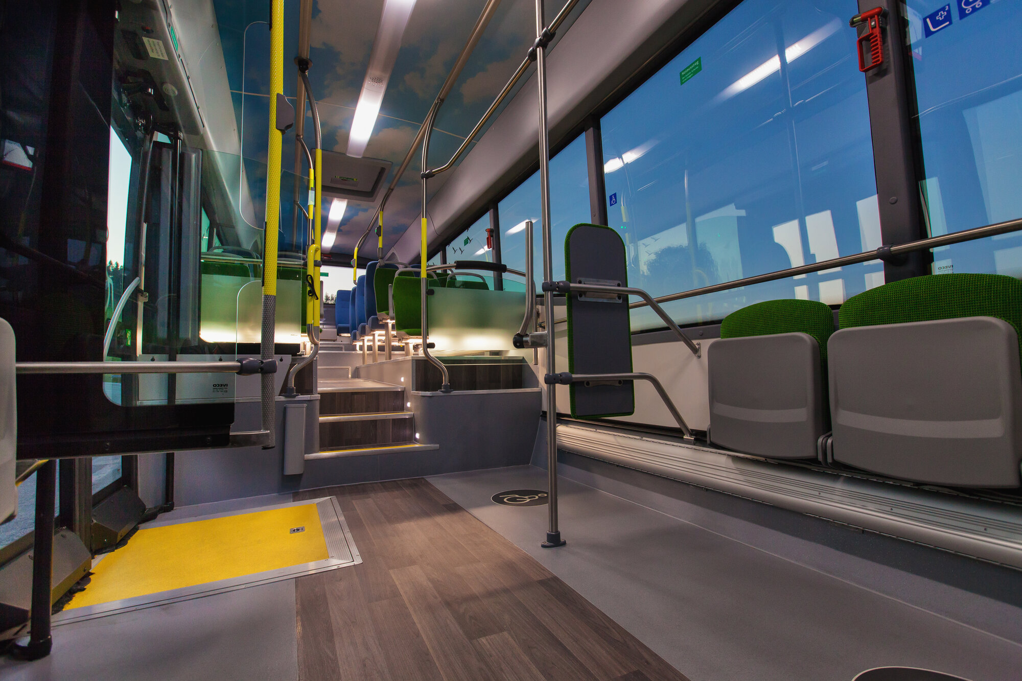 Die beleuchtete Innenansicht eines Busses mit Blick auf den barrierefreien Bereich