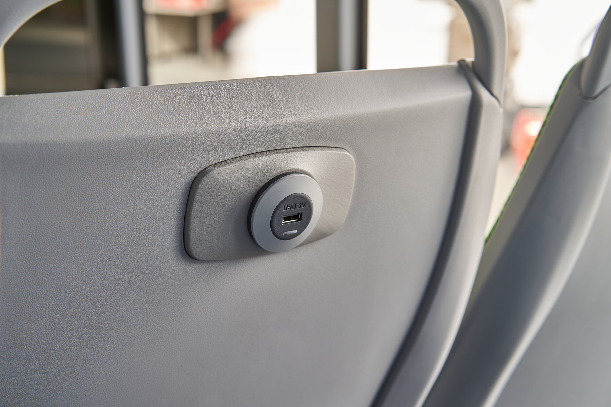 Ein USB-Stecker der in einem Sitz eingebaut ist