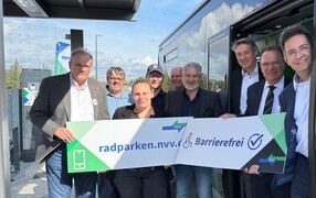 NVV-Geschäftsführer Marian Volmer (von rechts), Landrat Winfried Becker, Bürgermeister Dr. Nico Ritz, Ingenieur Michael Lorenz, Ortsvorsteher Jörg Dreytza, Fachdezernent Martin Herbst von Hessen Mobil Förderung, Janina Heinemann von der Stadt Homberg, Behindertenbeauftragter Jörg Vollbrecht und Betriebsleiter Helmut Keim von Frölich Reisen haben an der Haltestelle "Homberg Abzweig Berge" den barrierefreien Ausbau von Haltestellen im Stadtgebiet gefeiert. Foto: Alisa Gremm/NVV