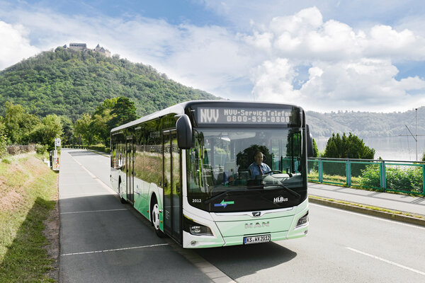 Ein grün weißer NVV Bus parkt am Straßenrand