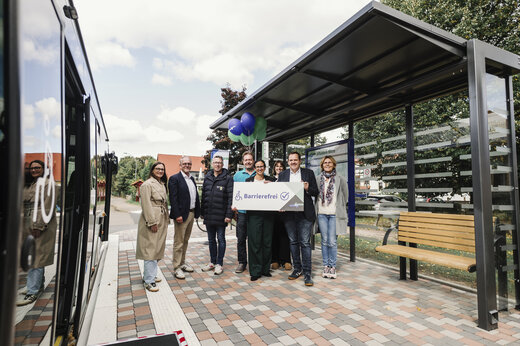 Anastasia Fischer von der Hessen Mobil Förderung (von links), BKW-Geschäftsführer Uwe Bonan, Bauamtsleiter Alexander Paul, Affolderns Ortsvorsteher Rainer Pfeffermann, Prokuristin Sarah Schmidt und Maike Pohl vom NVV, Bürgermeister Frederik Westmeier und Alexandra Köck vom Fachdienst Frauen und Chancengleichheit des Landkreises sowie Olaf Winter (nicht auf dem Bild) von der EWF freuen sich über den barrierefreien Haltestellenausbau in der Nationalparkgemeinde Edertal. Foto: Nina Skripietz/NVV