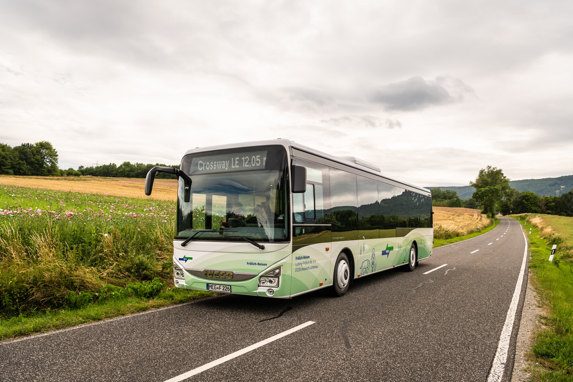 Ein Bus der am Tag über eine Landstraße fährt