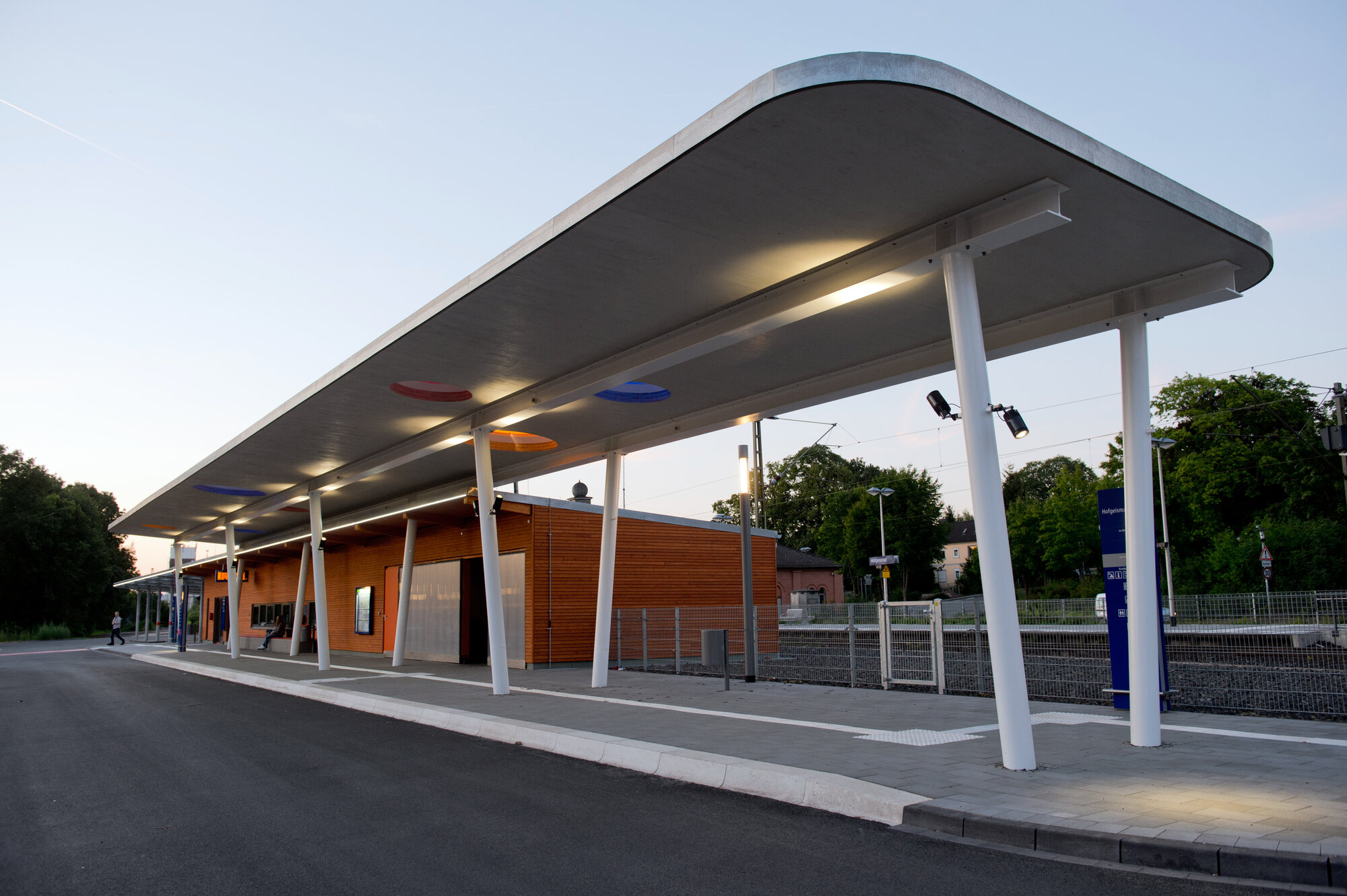 Bahnhofsgebäude von Hofgeismar bei Dämmerung