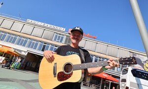 Tritt beim Mobilitätsfest auf: Herr Müller und seine Gitarre. Foto: NVV