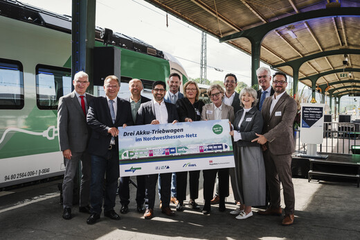 Auf einer Jungfernfahrt von Kassel nach Fritzlar hat sich der Hessische Staatsminister Kaweh Mansoori (Vierter von links) ein Bild von den neuen Akku-Triebwagen gemacht. Mit dabei waren Karl-Friedrich Frese, Erster Kreisbeigeordneter des Landkreises Walde Auf einer Jungfernfahrt von Kassel nach Fritzlar hat sich der Hessische Staatsminister Kaweh Mansoori (Vierter von links) ein Bild von den neuen Akku-Triebwagen gemacht. Mit dabei waren Karl-Friedrich Frese, Erster Kreisbeigeordneter des Landkreises Waldeck-Frankenberg (von links), Landrat Winfried Becker, Jens Wrabletz, Sprecher und Geschäftsleiter der Kurhessenbahn, Maximilian Ziegler (MdL), Cornelia Würtz, Sprecherin der Geschäftsführung DB RegioNetz, NWL-Verbandsvorsteherin Christiane Auffermann, NVV-Geschäftsführer Marian Volmer, Nicole Berlin, Vorständin DB Regio Schiene, Landrat Torsten Warnecke als stellvertretender NVV-Aufsichtsratsvorsitzender und RMV-Geschäftsführer Dr. André Kavai. Foto: Nina Skripietz/NVV
