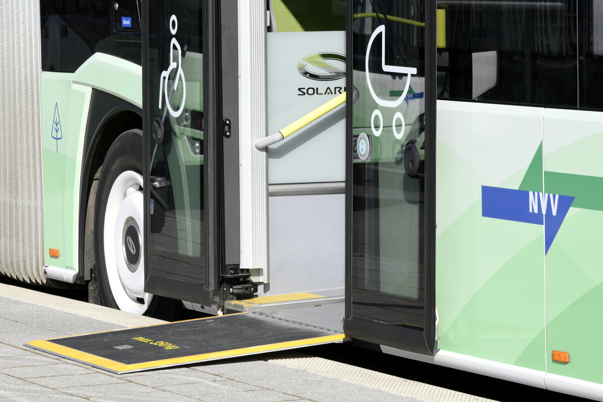 Außenansicht eines neuen Bus mit Märchendesign Aufdruck und Barrierefreier Rampe