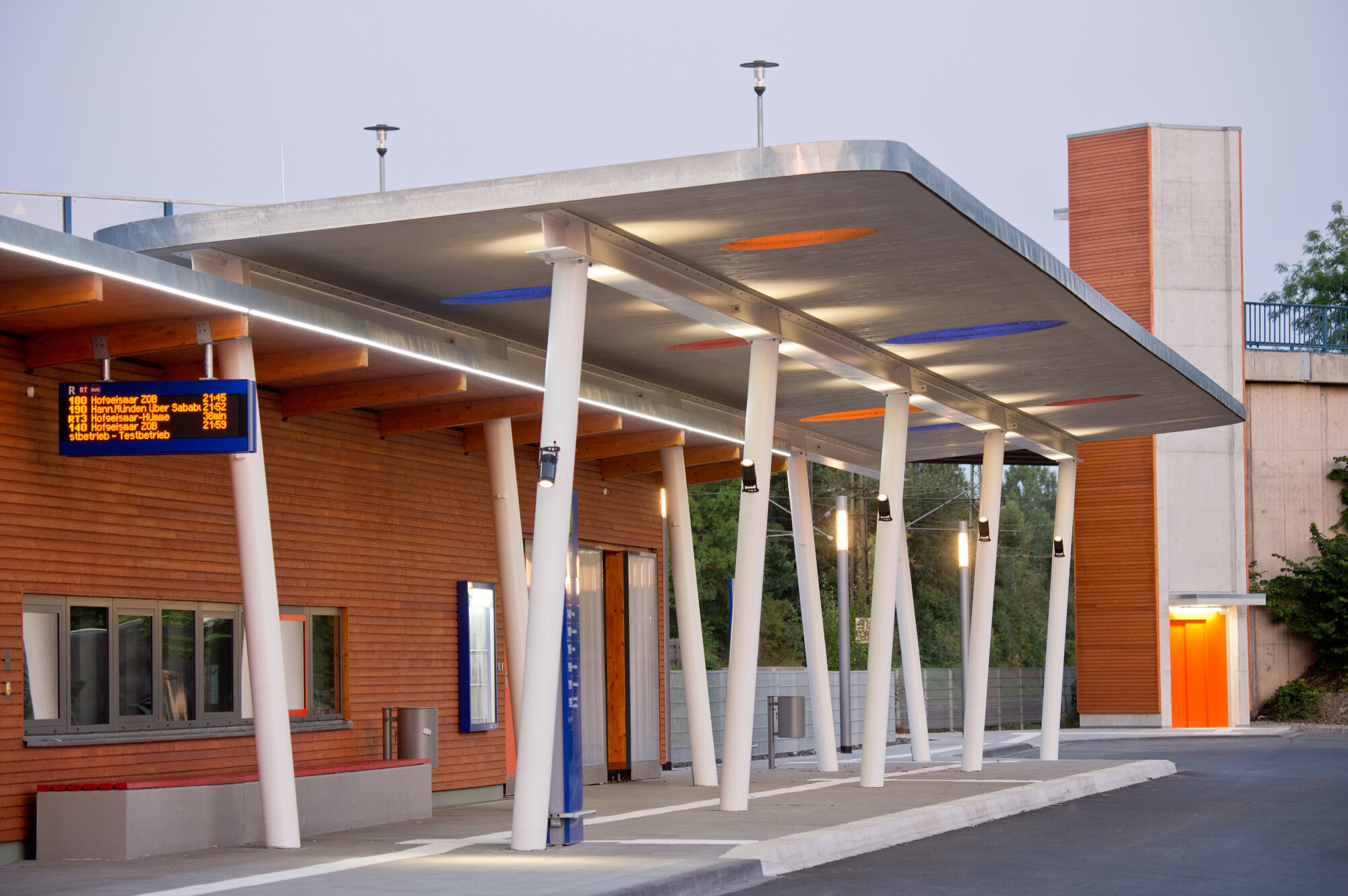 Bahnhofsgebäude von Hofgeismar in der Dämmerung
