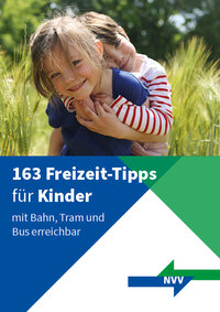 Zwei Kinder, die sich umarmen in der Natur.