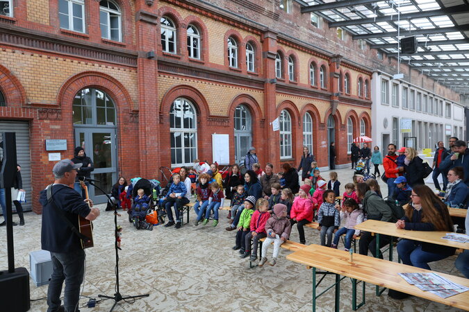 Herr Müller und seine Gitarre spielen am Hauptbahnhof
