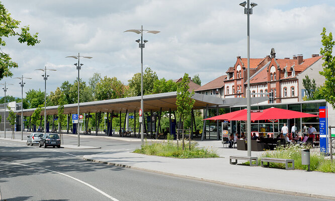 Blick auf den Bahnhof in Eschwege mit Haltestellen und Café