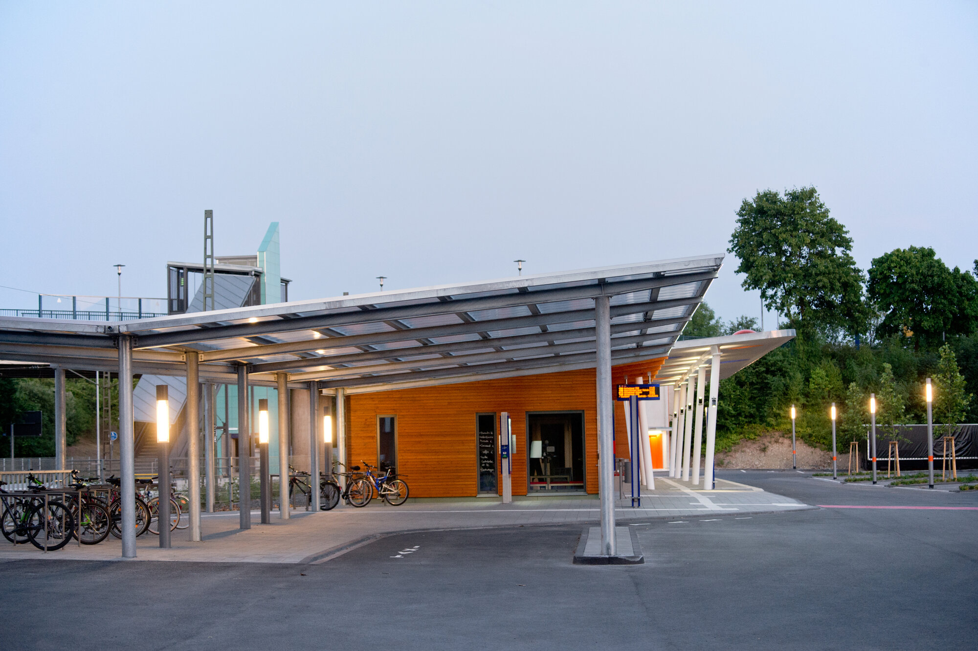 Blick auf das Bahnhofsgebäude mit Vordach von Hofgeismar bei Dämmerung