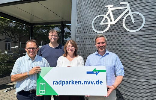 Bürgermeister Lars Obermann (von links) und Dirk Reinhardt (Stadt Immenhausen) freuen sich mit Anette Blumberg (NVV-Infrastruktur) und NVV-Prokurist Kianusch Rudolph über die neue Buchungsfunktion der Fahrradabstellanlage in Immenhausen. Foto: Alisa Gremm/NVV