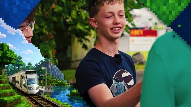 Blonder Schüler redet mit Erwachsenem über das Schülerticket. Ein Freund des Schülers steht neben ihm und hört zu.