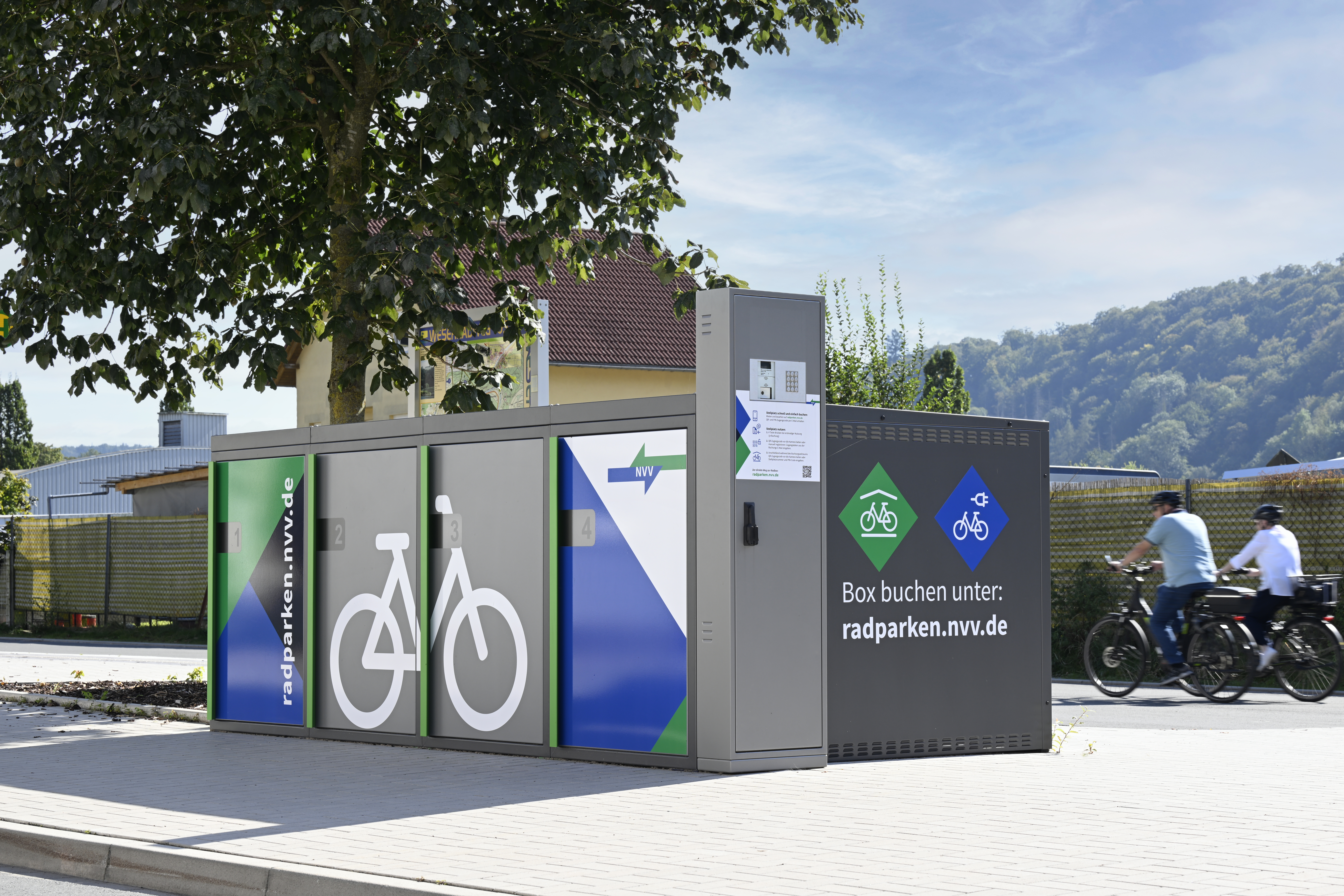Fahrradboxen im NVV-Design stehen am Bahnhof.