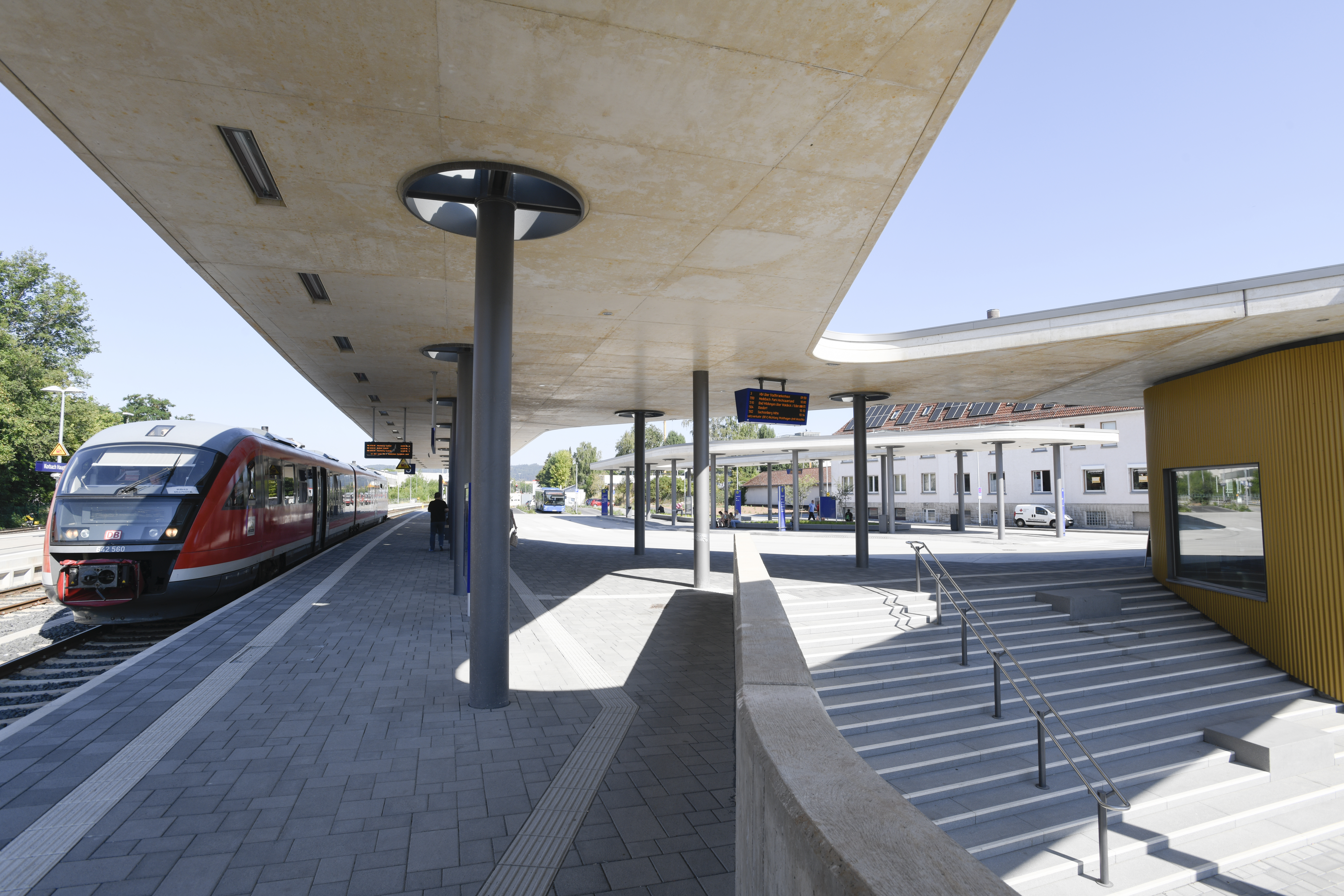 Bahnsteig vom Bahnhof Korbach mit einem einfahrenden Zug und Treppen
