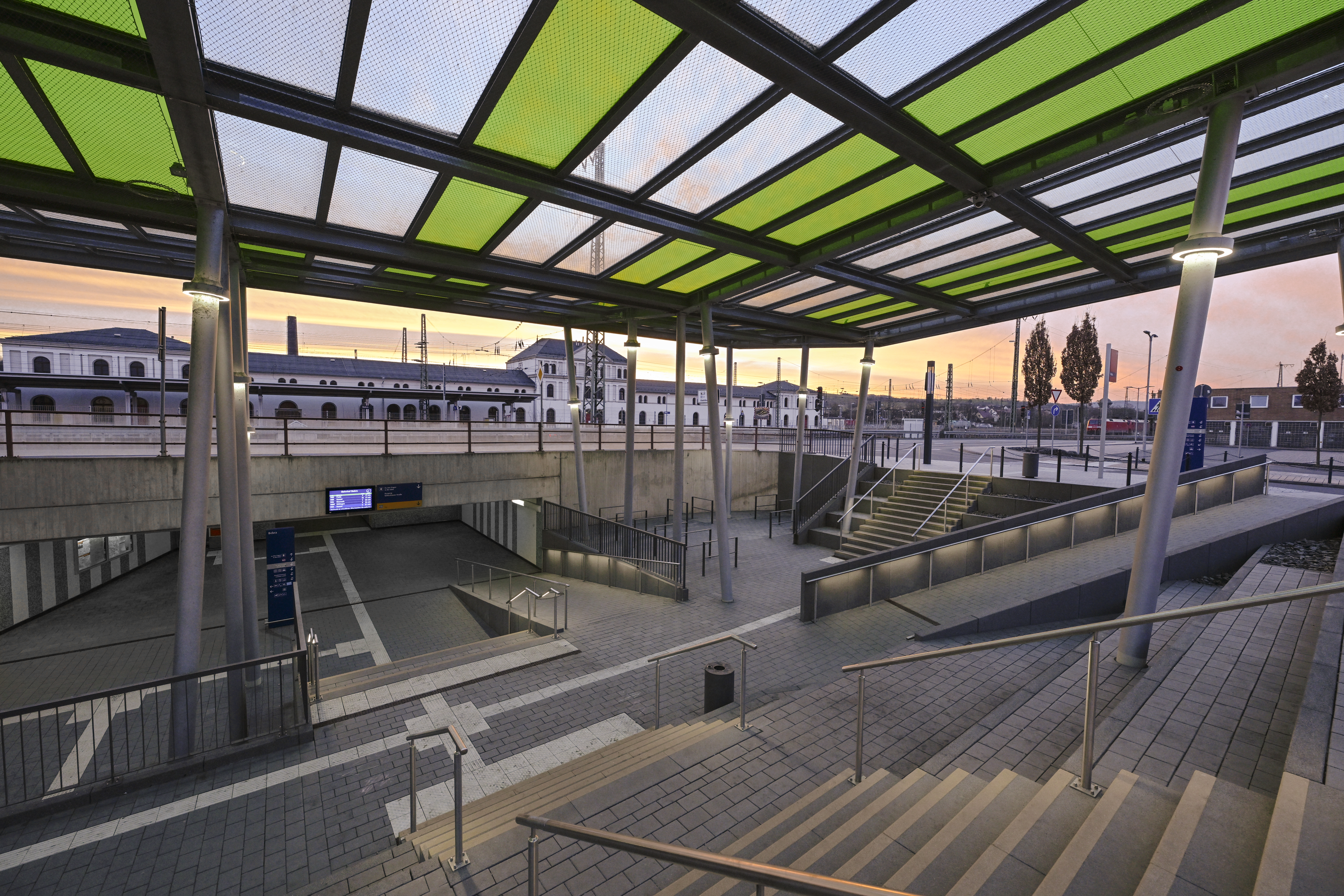Treppen beim Bahnhofsvorplatz in Bebra bei Dämmerung