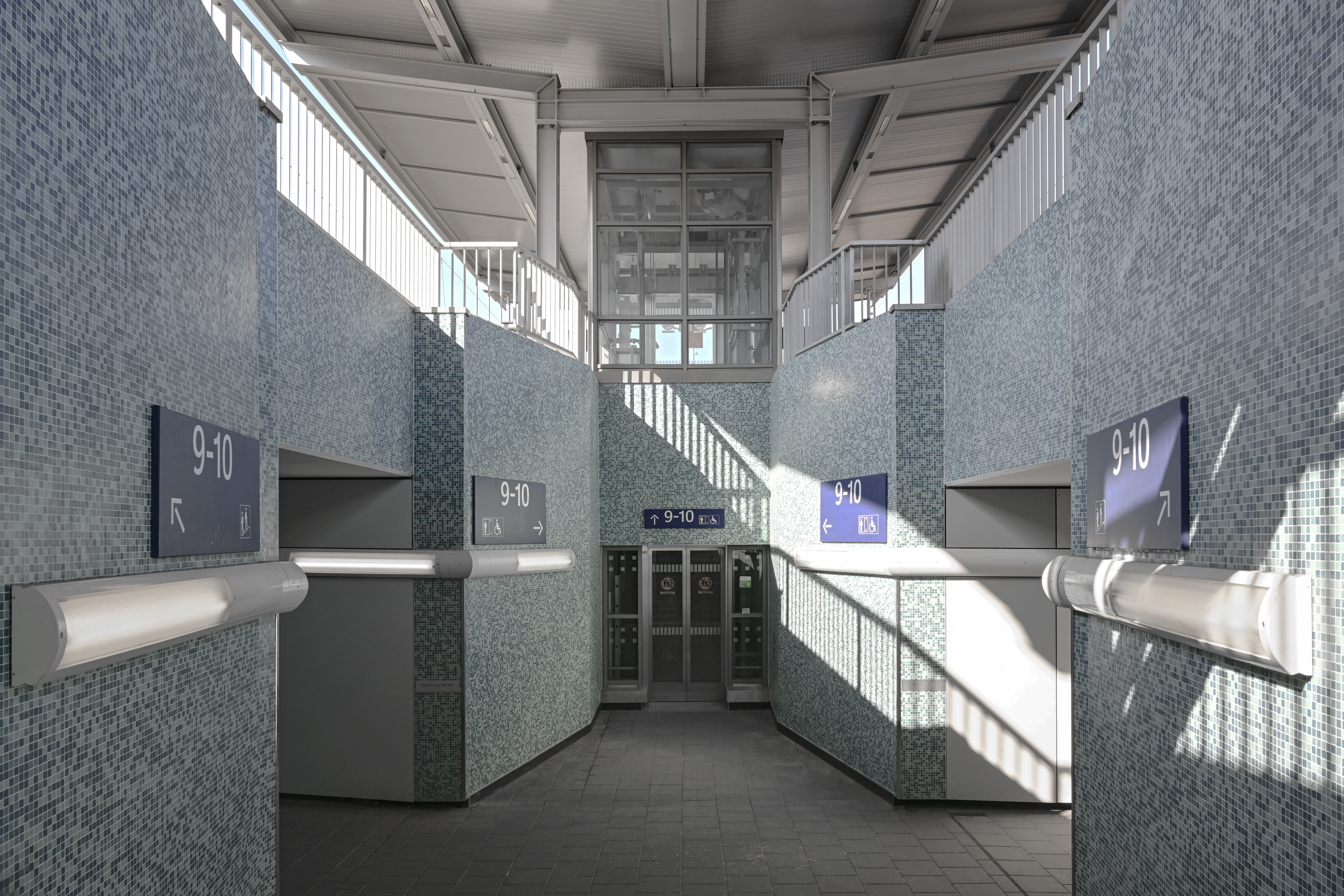Treppenaufgang mit Fahrstuhl im Bahnhof Bebra