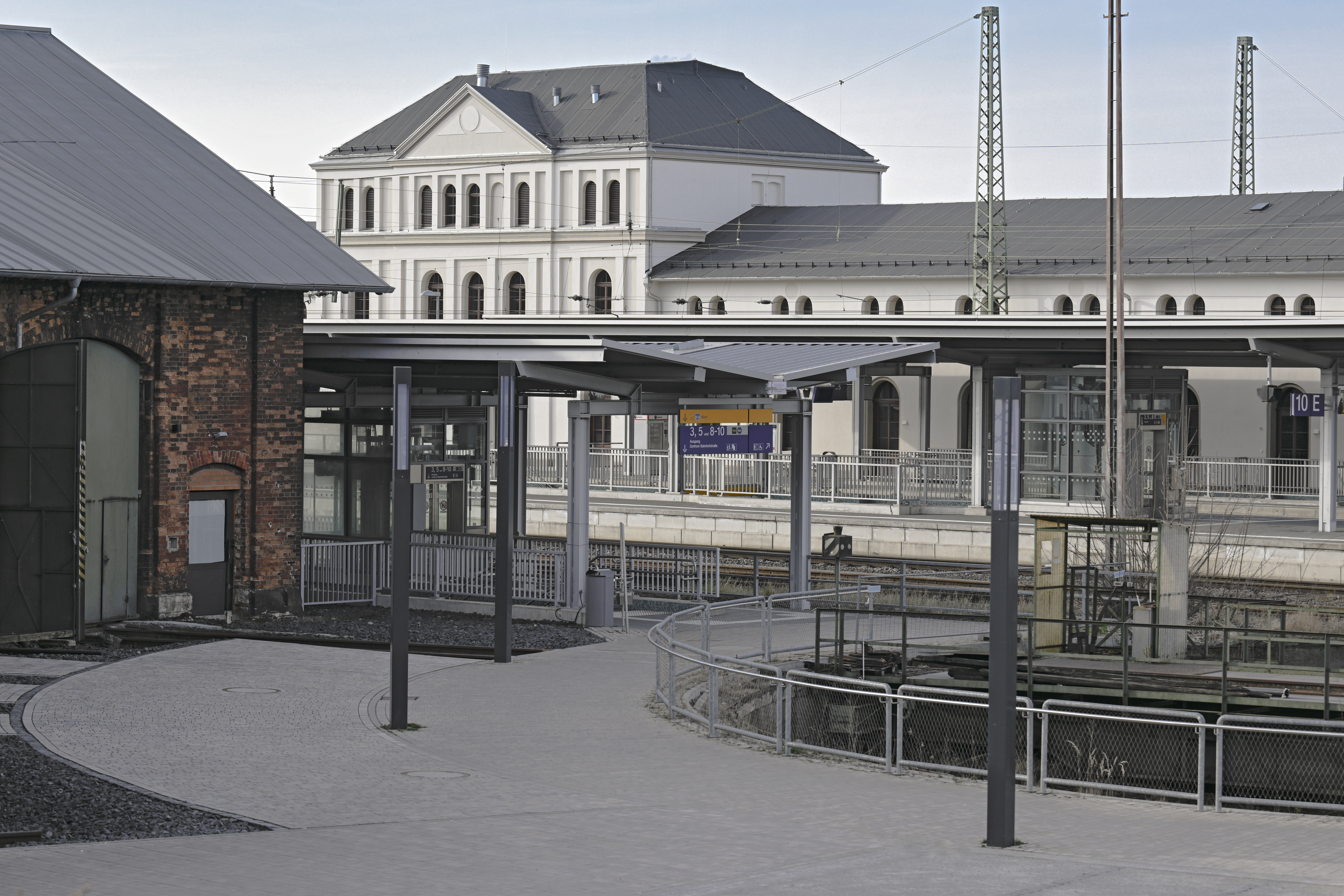 Lockschuppen in Bebra mit Blick auf das Inselgebäude